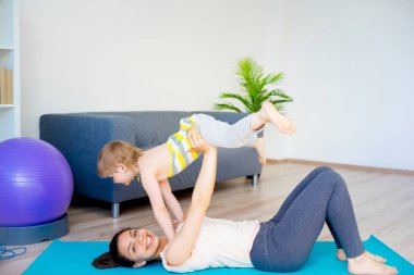 Anne uzanıyor yapıyor