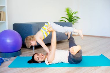 Anne uzanıyor yapıyor