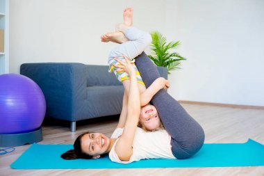 Anne uzanıyor yapıyor