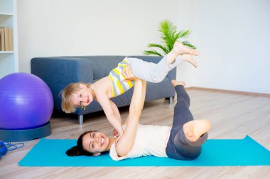 Anne uzanıyor yapıyor