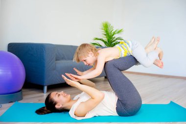 Anne uzanıyor yapıyor