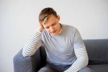 Adamın başı ağrıyor.