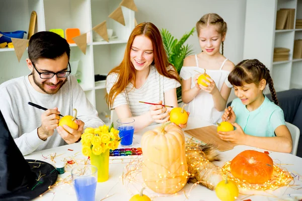Aile Cadılar Bayramı için hazırlanıyor