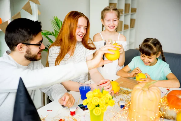 Aile Cadılar Bayramı için hazırlanıyor