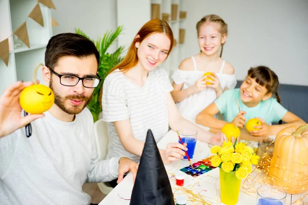 Familia preparándose para Halloween —  Fotos de Stock