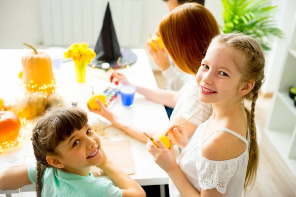 Aile Cadılar Bayramı için hazırlanıyor