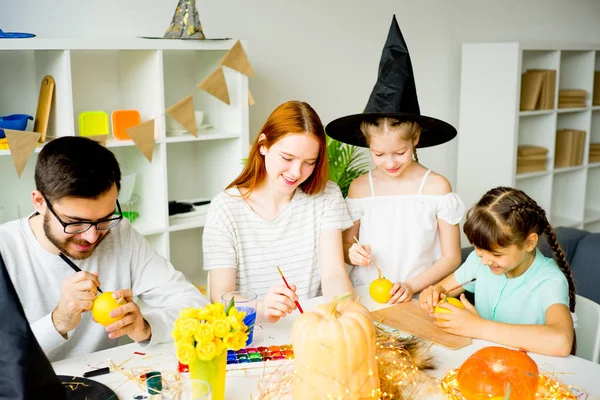 Familia preparándose para Halloween — Foto de Stock