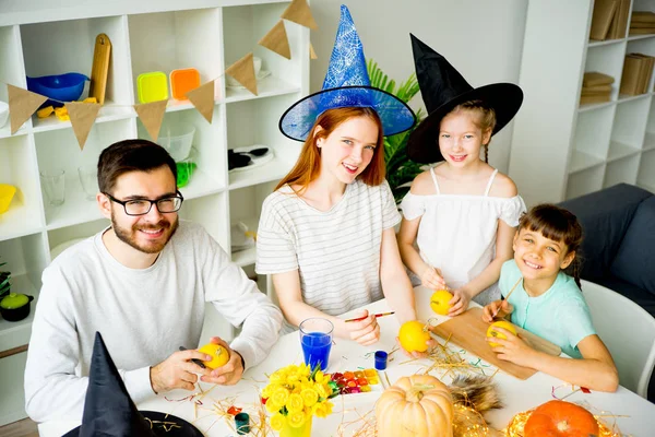 Aile Cadılar Bayramı için hazırlanıyor