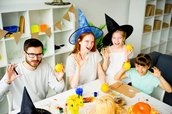 Aile Cadılar Bayramı için hazırlanıyor