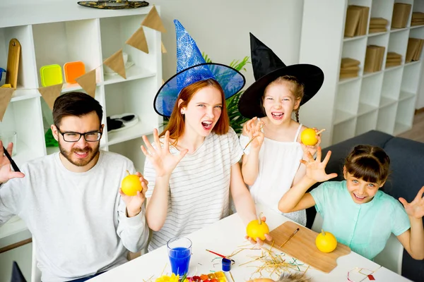 Aile Cadılar Bayramı için hazırlanıyor