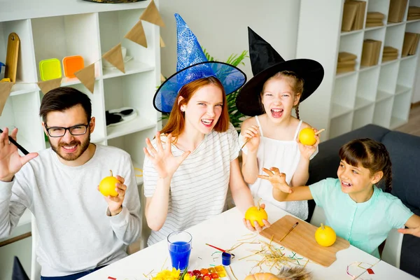 Family celebrating halloween — Stok fotoğraf