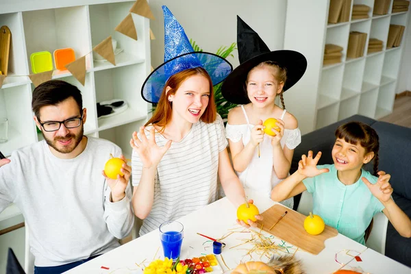 Familia celebrando Halloween — Foto de Stock