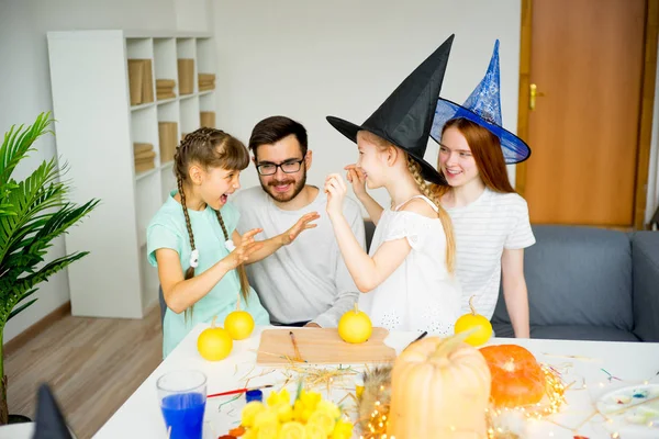 Famille célébrant Halloween — Photo