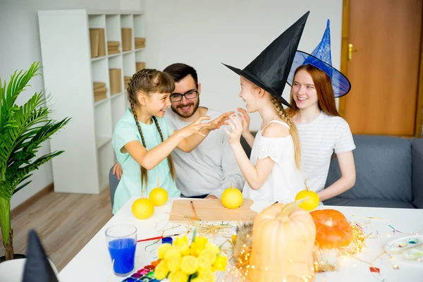 Familia celebrando Halloween — Foto de Stock