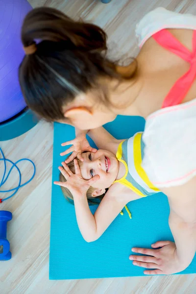 Anne egzersizleri yapıyor