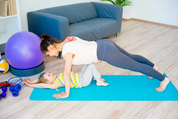 Mother is doing exercises — Stock Photo, Image