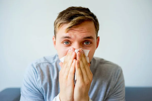 Man having cold — Stock Photo, Image