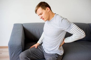 Adam sırtını burktum