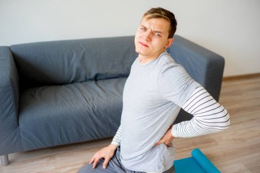 Adam sırtını burktum