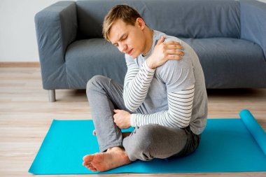 Adam sırtını burktum