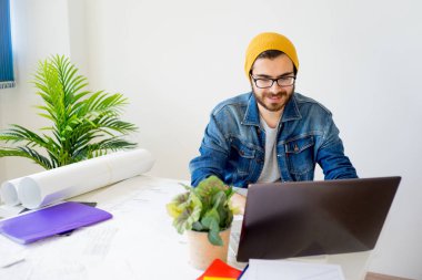 Mimar inşaat planlarıyla çalışma