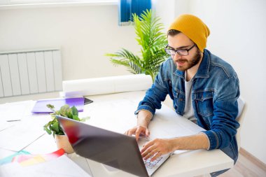 Mimar inşaat planlarıyla çalışma