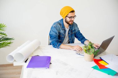 Mimar inşaat planlarıyla çalışma