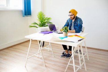 Mimar inşaat planlarıyla çalışma