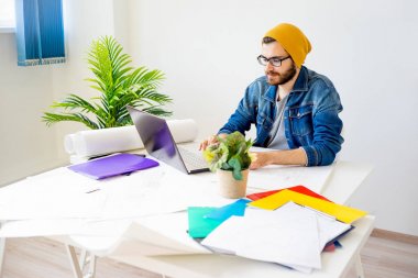 Mimar inşaat planlarıyla çalışma