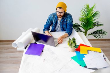 Mimar Planlarla Çalışıyor