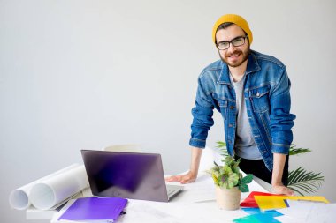 Mimar Planlarla Çalışıyor