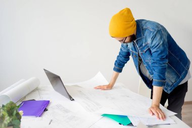 Bir projede çalışan mimar