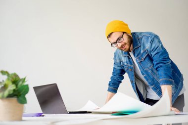 Bir projede çalışan mimar