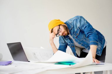 Bir projede çalışan mimar