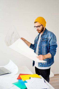 Bir projede çalışan mimar