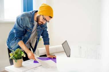 Bir projede çalışan mimar