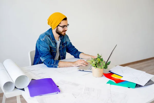 Arquitecto trabajando con planos de construcción — Foto de Stock