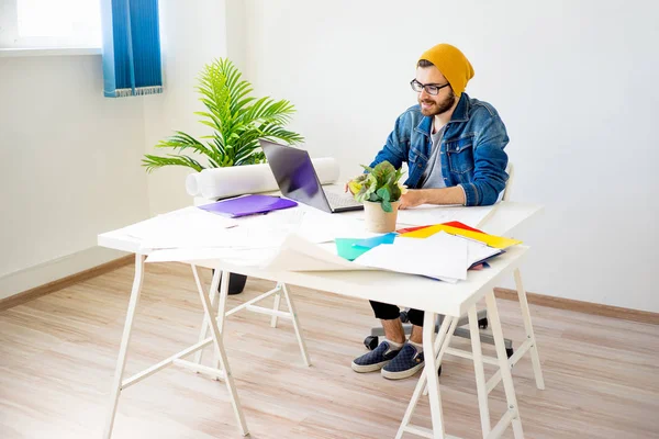 Mimar inşaat planlarıyla çalışma