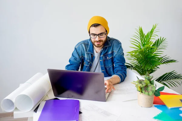 Arquitecto Trabajando con planos — Foto de Stock