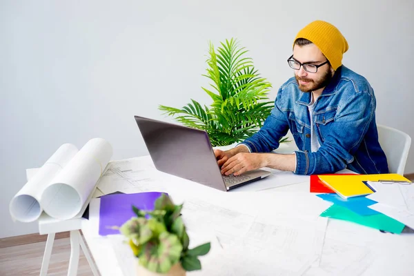 Mimar Planlarla Çalışıyor