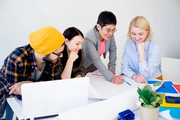 Personas que trabajan en un proyecto — Foto de Stock