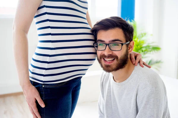 Mulher grávida com marido — Fotografia de Stock