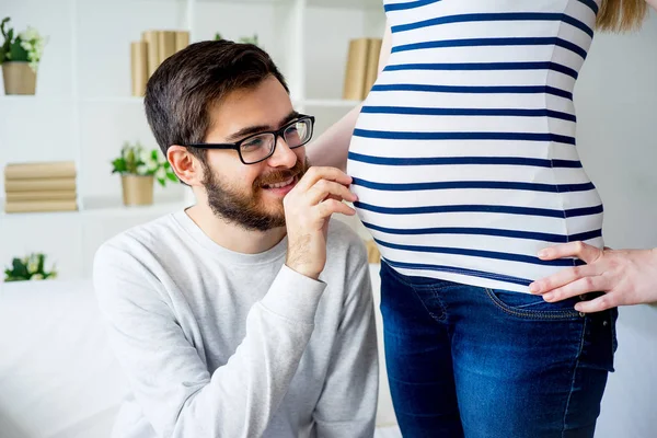 Schwangere Frau mit Ehemann — Stockfoto