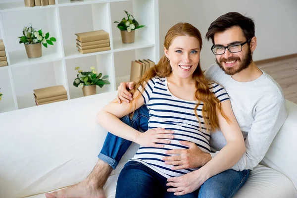 Schwangere Frau mit Ehemann — Stockfoto