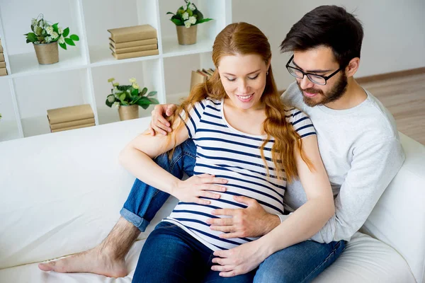 Schwangere Frau mit Ehemann — Stockfoto