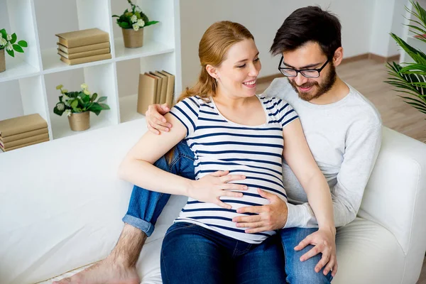 Schwangere Frau mit Ehemann — Stockfoto