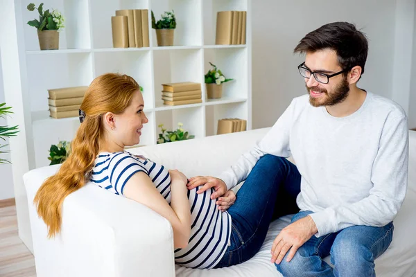 Pareja esperando un bebé — Foto de Stock