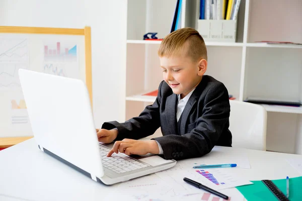 El niño es el jefe. — Foto de Stock