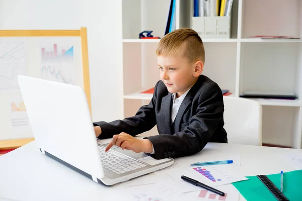 El niño es el jefe. — Foto de Stock