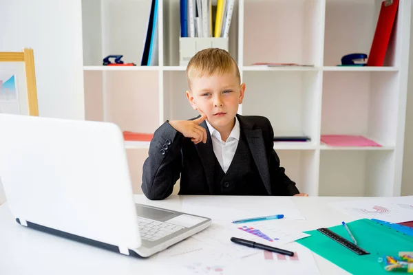 El niño es el jefe. — Foto de Stock